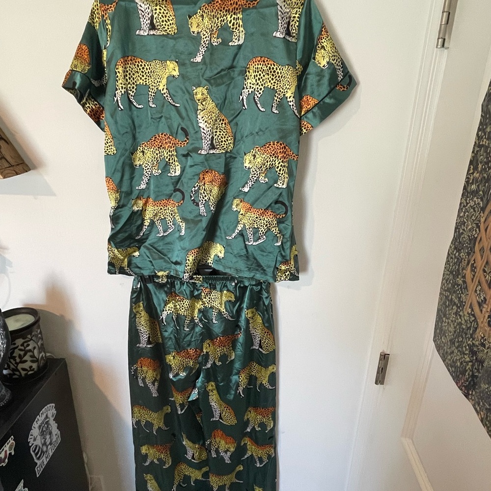 SHEIN Green Leopard Print Pajama Set - Picture 3 of 8
